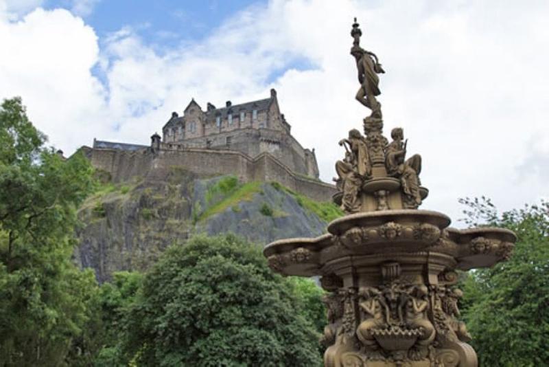 Edinburgh-Castle-Social-min-1024x683.jpg